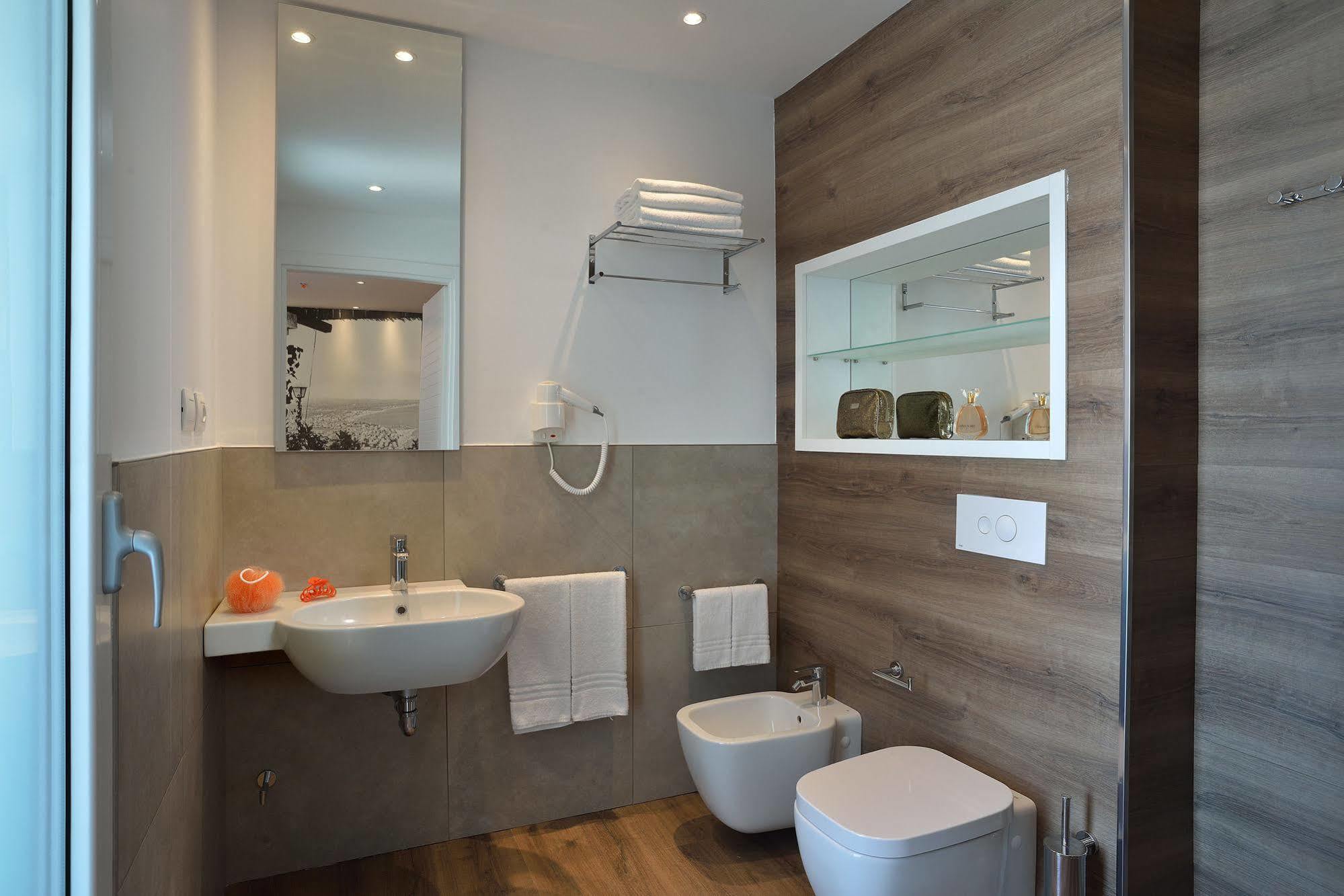 Embassy Hotel & Spa Cattolica Luaran gambar