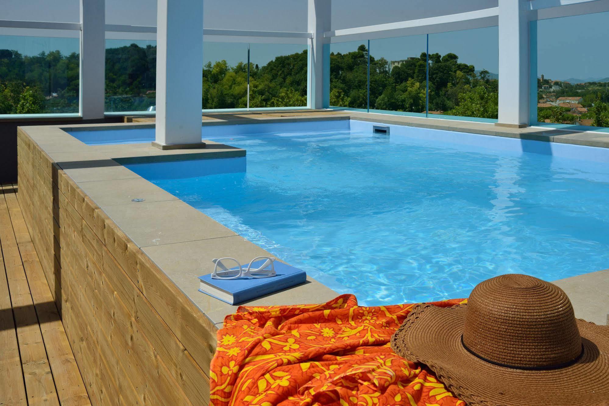 Embassy Hotel & Spa Cattolica Luaran gambar