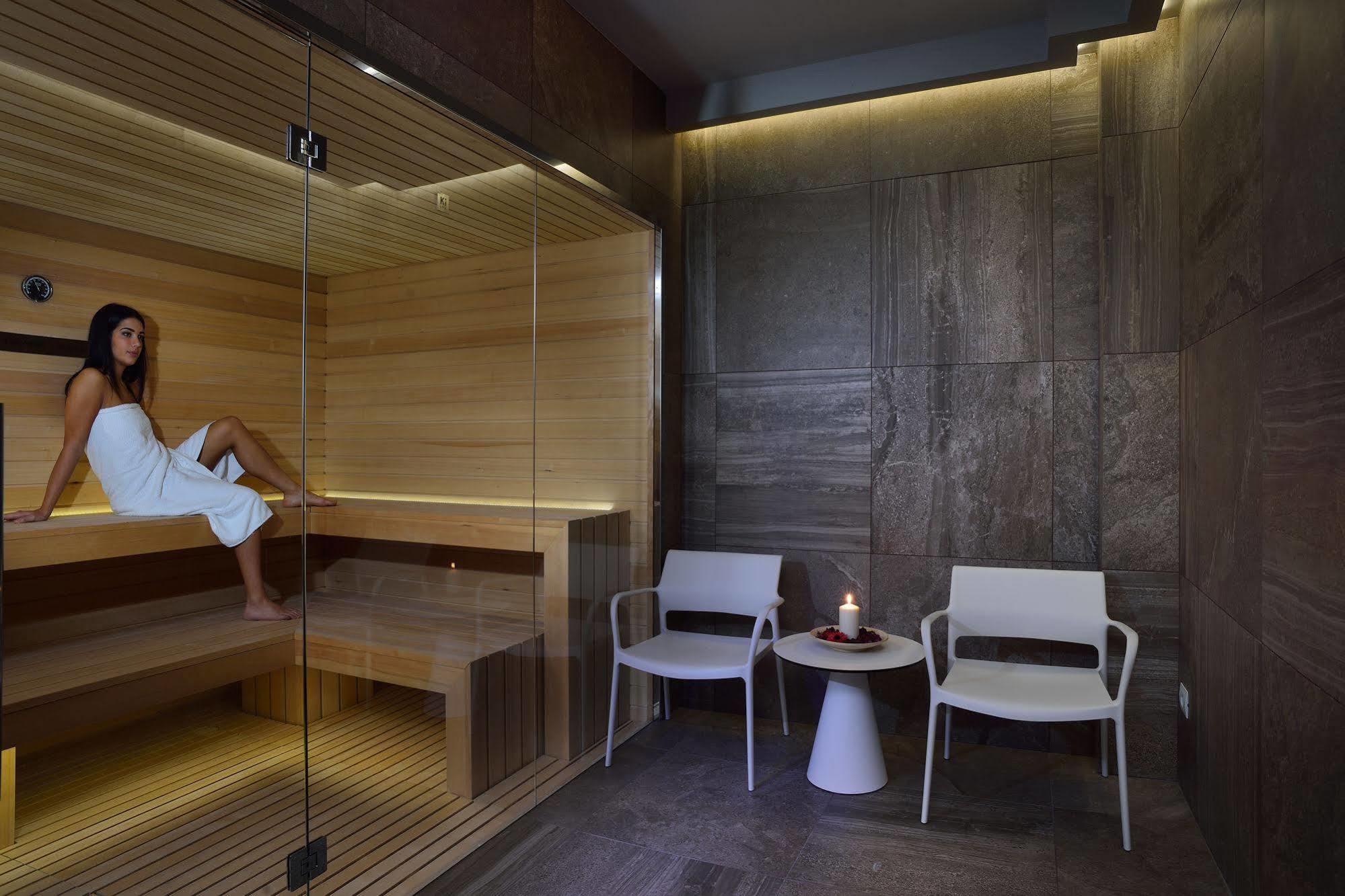 Embassy Hotel & Spa Cattolica Luaran gambar