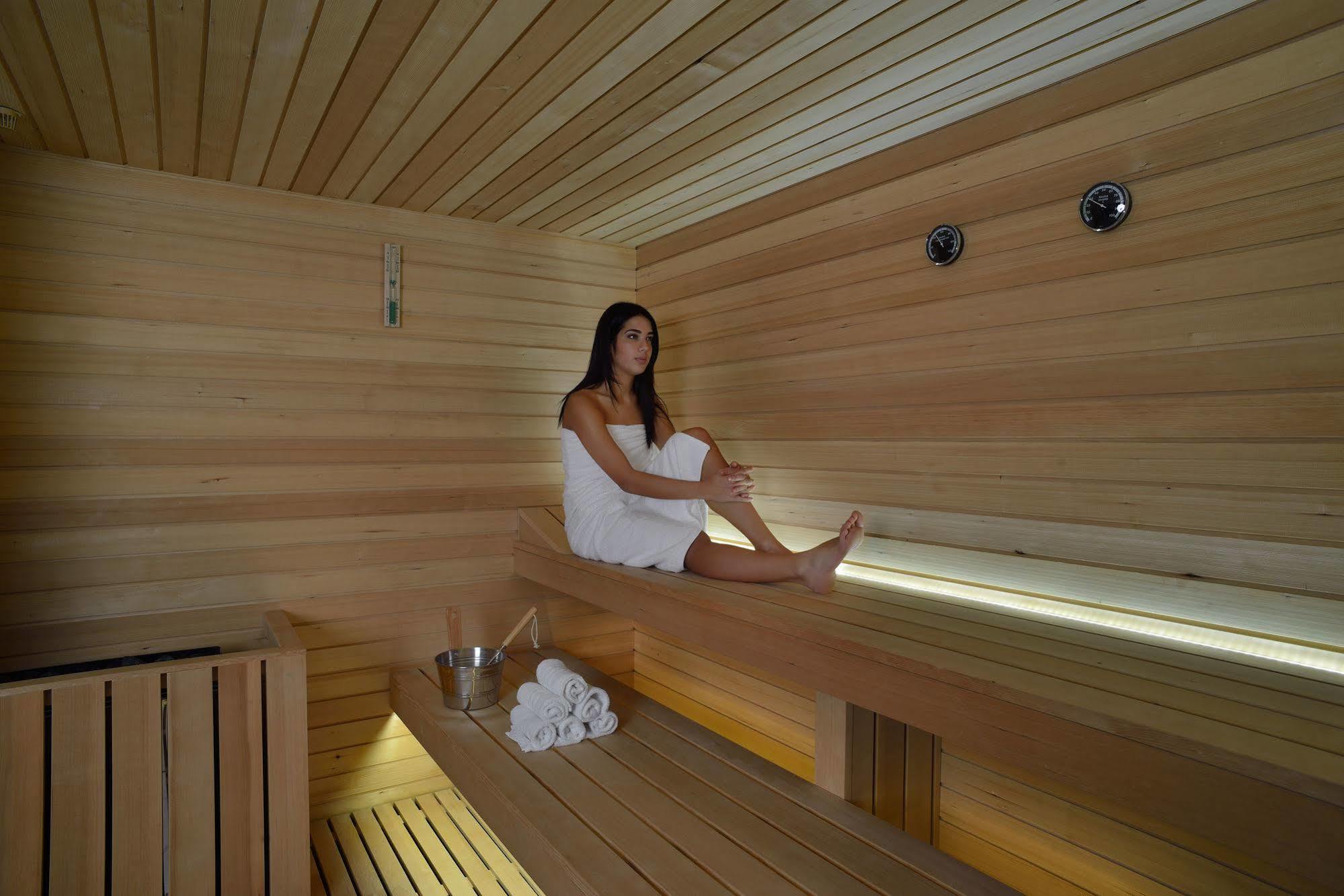 Embassy Hotel & Spa Cattolica Luaran gambar